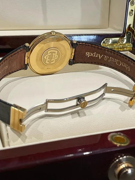 Preowned Van Cleef UAE Special Edition Full Gold Very Rare - Image 2