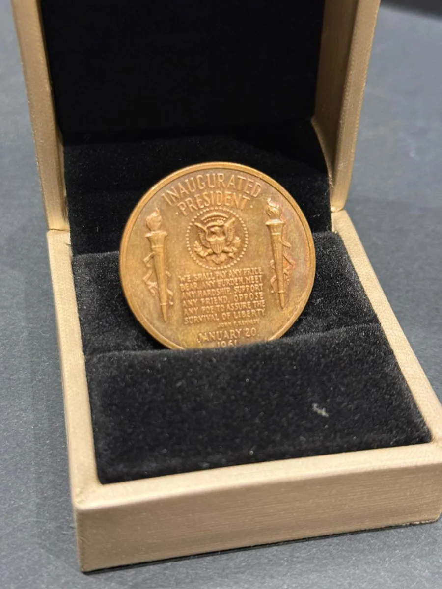 Rare John F Kennedy USA Commemorative Coin Bronze - Image 2